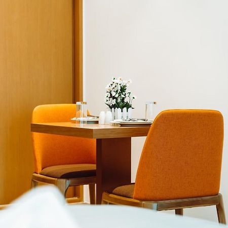 He Hotel Apartments Дубай Экстерьер фото A table and chairs