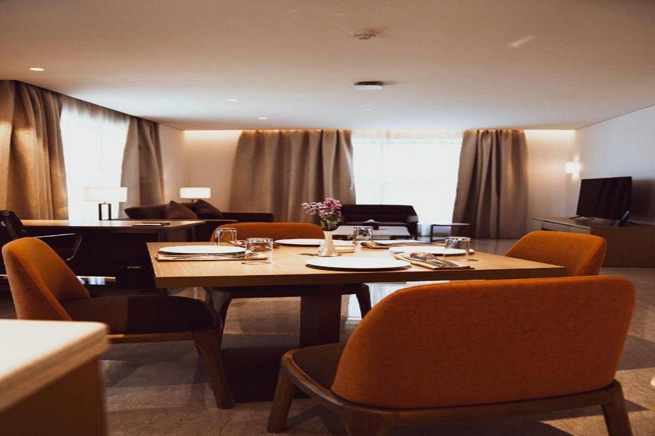 He Hotel Apartments Дубай Экстерьер фото The interior of a suite at the hotel