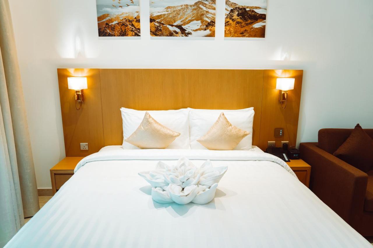 He Hotel Apartments Дубай Номер фото A bed with a bedsheet